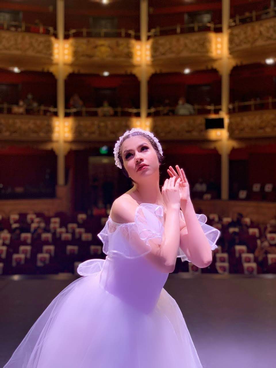 Anneth Paola Davis performing in the ballet Chopiniana on a grand theatre stage